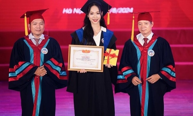 Á hậu Trịnh Thùy Linh nhận bằng tốt nghiệp thủ khoa