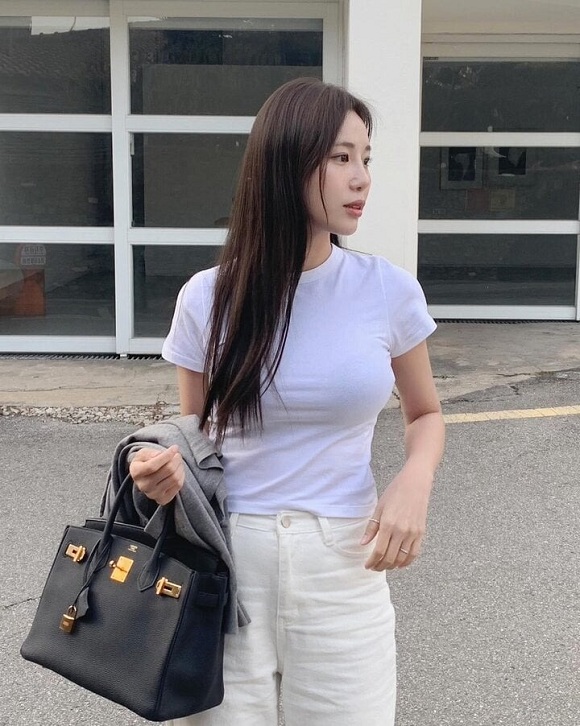 Cách phối trang phục để làm mới áo thun trắng