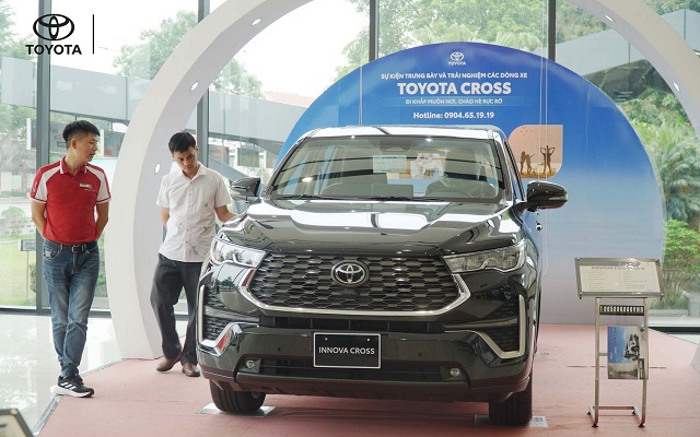 lai-thu-innova-cross-tai-su-kien-toyota-cross-line-up-khach-chot-dat-coc
