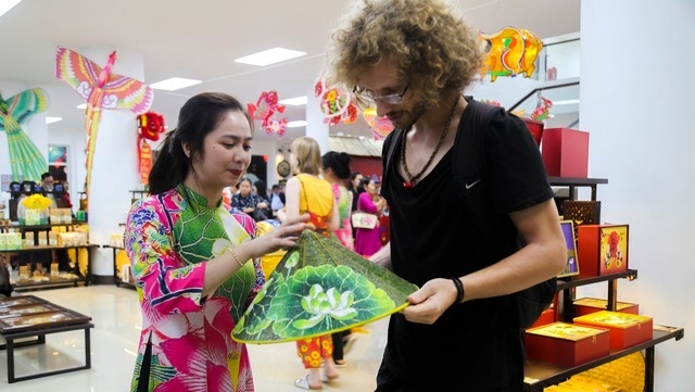 Tạo điểm nhấn thu hút khách du lịch thông qua Hội chợ thương mại Festival Huế 2024