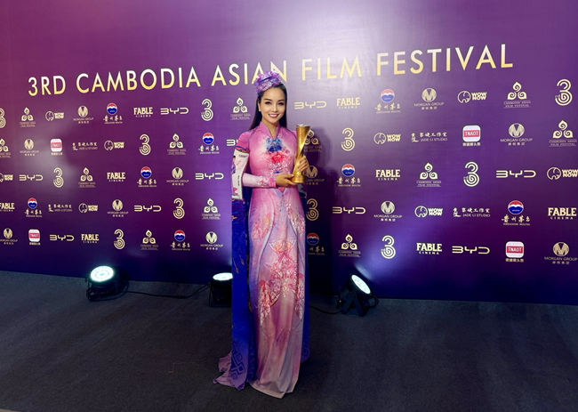 dao-dien-nsx--dien-vien-mai-thu-huyen-nhan-giai-thu-19-cho-phim-qdoa-hoa-mong-manhq-tai-campuchia-tgnguoinoitieng 15