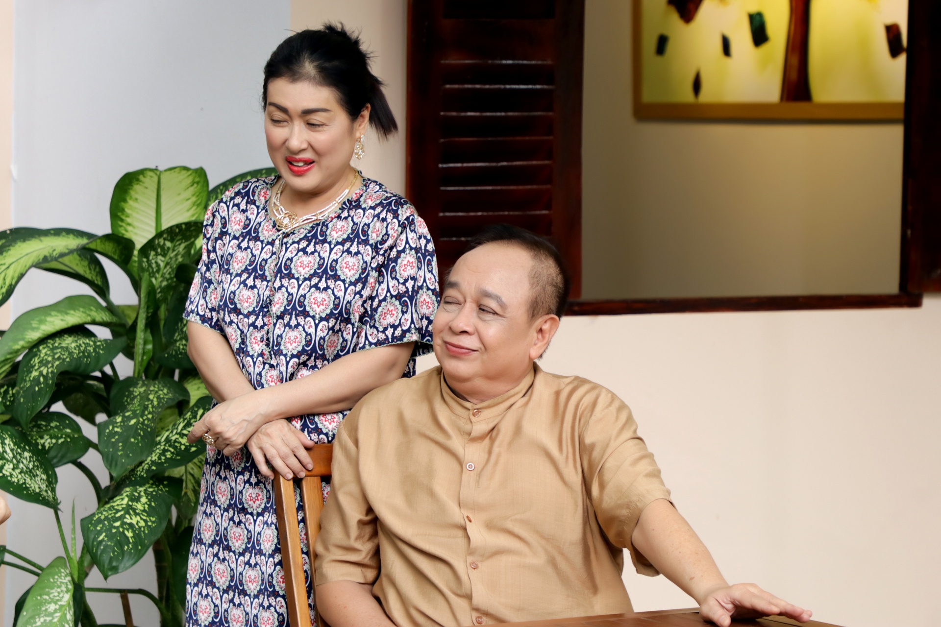 Phim Xóm Trọ Thanh Xuân: Thanh Thủy bị giật điện thoại khi đang “câu trộm” wifi