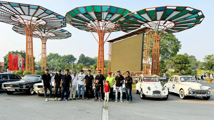 Siêu xe cổ có mặt ở Việt Nam tham gia tour Road to Hanoi Marathon