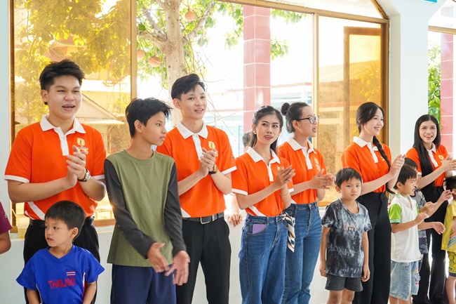 Top 30 thí sinh Nét đẹp Sinh viên OU đến thăm Mái ấm Long Hoa và lớp học tình thương Phú Mỹ
