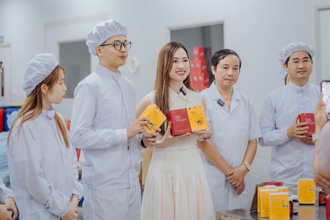 NTT00373ceo-thuan-huyen-minh-huyen-ra-mat-bo-doi-thmh-queen-beauty-thmh-nano-curcumin-8