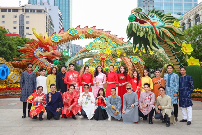 f2-fashion-a-freedom-nha-tai-tro-trang-phuc-cho-su-kien-khai-xuan-tai-duong-hoa-nguyen-hue-xuan-giap-thin-2024-tgnguoinoitieng15