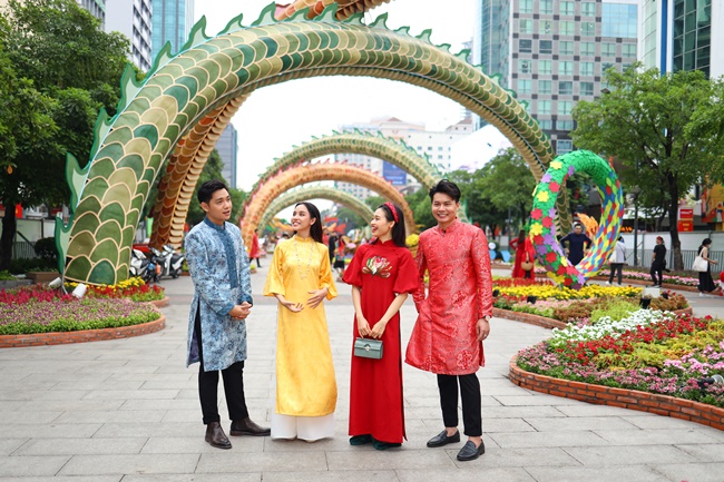 f2-fashion-a-freedom-nha-tai-tro-trang-phuc-cho-su-kien-khai-xuan-tai-duong-hoa-nguyen-hue-xuan-giap-thin-2024-tgnguoinoitieng19