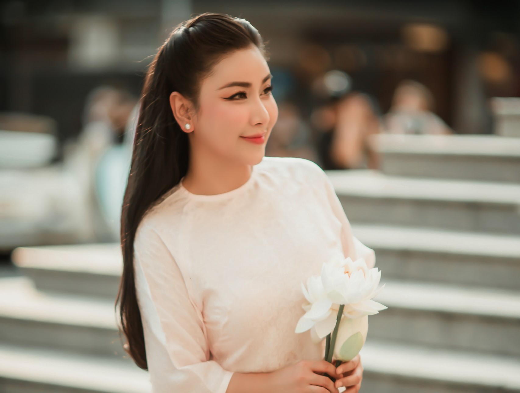 dien-vien-ha-minh-ngoc-duyen-dang-trong-ta-ao-dai-don-xuan-giap-thin-tgnguoinoitieng-hp