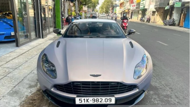 Ông Đặng Lê Nguyên Vũ cầm lái Aston Martin DB11 giá 15 tỷ đồng dạo phố