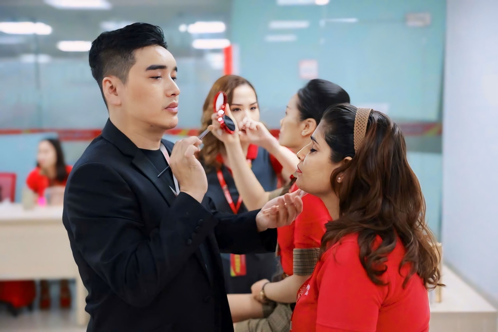 chuyen-gia-trang-diem-le-tat-dat-va-hanh-trinh-25-nam-di-tim-net-ve-cho-rieng-minh-tgnnt