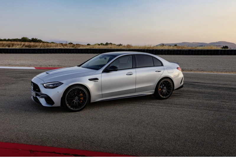 Mercedes-AMG C 63 S E Performance giá từ 4,9 tỉ, mạnh ngang siêu xe