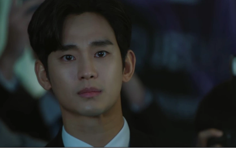 Đôi mắt 'gắn sao' say đắm của Kim Soo Hyun trong Nữ hoàng nước mắt