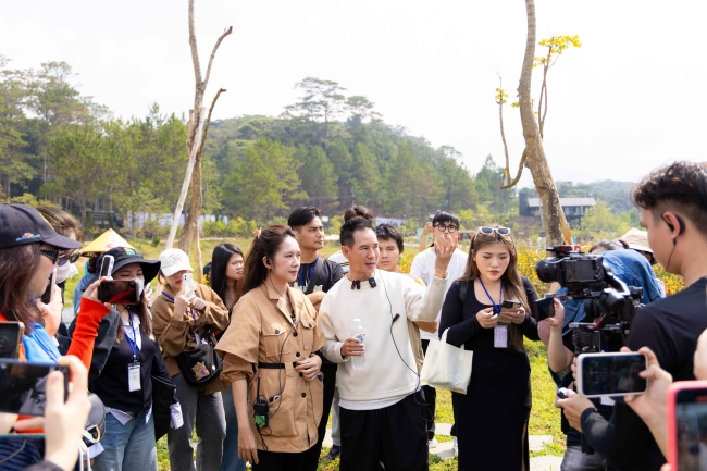 Lý Hải – Minh Hà đội nắng dẫn du khách tham quan phim trường Lật mặt 7
