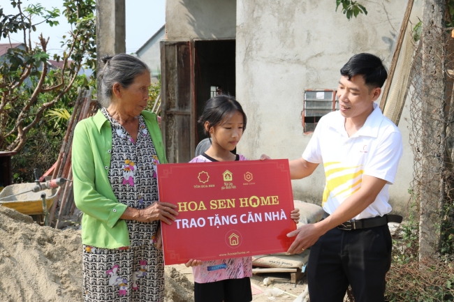 mc-quyen-linh-giu-loi-hua-xay-nha-moi-mua-tang-xe-dap-cho-em-nho-mo-coi-cha-tgnguoinoitieng2