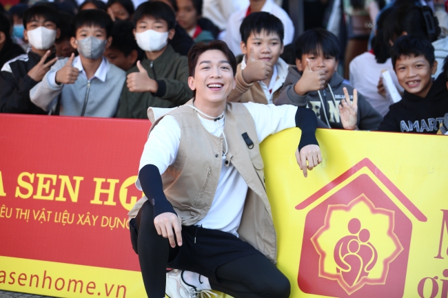 mc-quyen-linh-tang-phuc-xot-xa-hoan-canh-be-trai-mo-coi-me-mat-khi-dang-mang-thai-8-thang-tgnnt 2