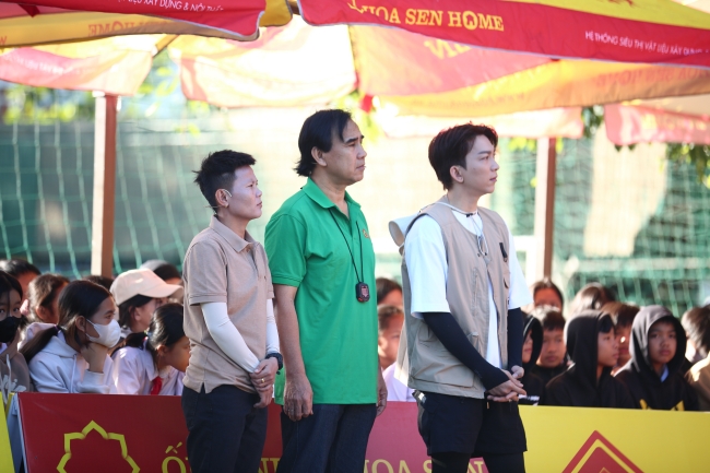 mc-quyen-linh-tang-phuc-xot-xa-hoan-canh-be-trai-mo-coi-me-mat-khi-dang-mang-thai-8-thang-tgnnt 4