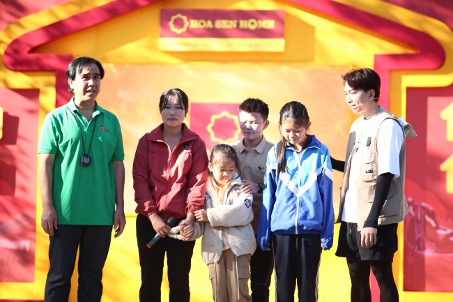 mc-quyen-linh-tang-phuc-xot-xa-hoan-canh-be-trai-mo-coi-me-mat-khi-dang-mang-thai-8-thang-tgnnt 8
