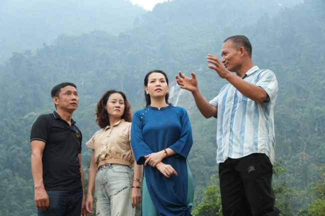 nghe-si-truc-thy-dien-ao-dai-me-thien-nhien-tren-ben-thuong-hai-tgnguoinoitieng12