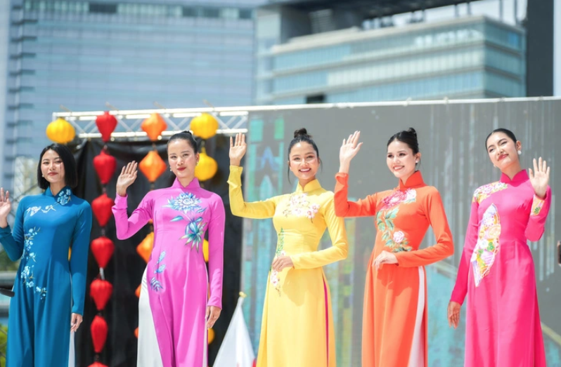 h-hen-nie-huong-ly-thu-uyen-dien-ao-dai-viet-tung-bay-o-xu-so-hoa-anh-dao-