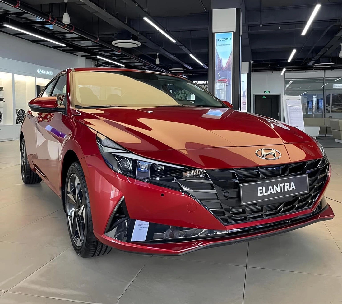Tin tức giá xe: Hyundai Elantra giảm giá tới 125 triệu tại đại lý, bản cao hạng C nay ngang hạng B