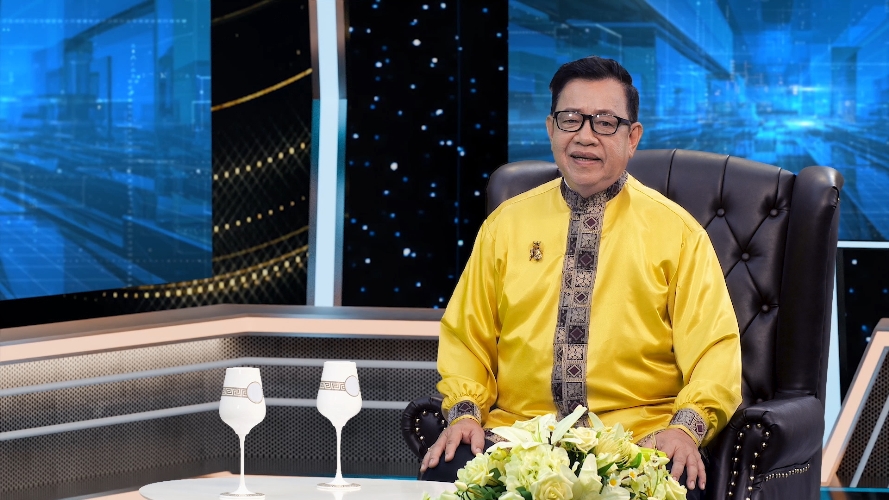 Nghệ nhân Trương Đình Chiếu có thể phân biệt đá dùng để làm đàn bằng mắt thường