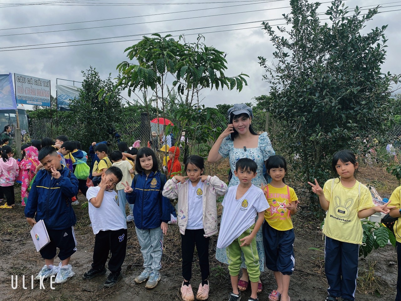 Nghệ sĩ Trúc Thy - Nhà sáng lập dự án Mẹ Thiên Nhiên hướng dẫn học sinh Trường  Pathway Tuệ Đức trồng cây ở Bảo Lộc