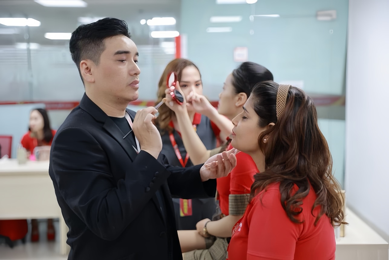“Phù thủy” Lê Tất Đạt (Makeup Ghy) làm đẹp cho người không chỉ bằng cọ vẽ