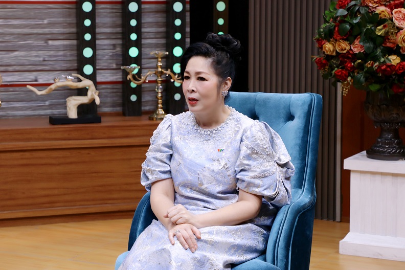 NSND Hồng Vân: “Xung quanh tôi toàn trai đẹp, trai tài nhưng tôi chỉ có một mình anh Tuấn Anh”