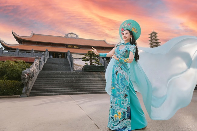 dai-su-truyen-thong-khiet-tran-huong-ung-le-hoi-ao-dai-tphcm-2025-TGNGUOINOITIENG 17