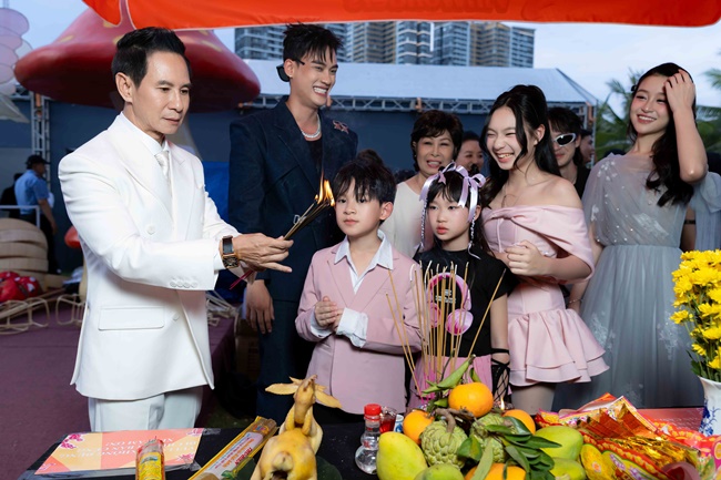ly-hai-bat-mi-3-dai-canh-lon-trong-lat-mat-8-vong-tay-nang-voi-gan-10000-khan-gia-tai-buoi-showcase-tgnguoinoitieng 15