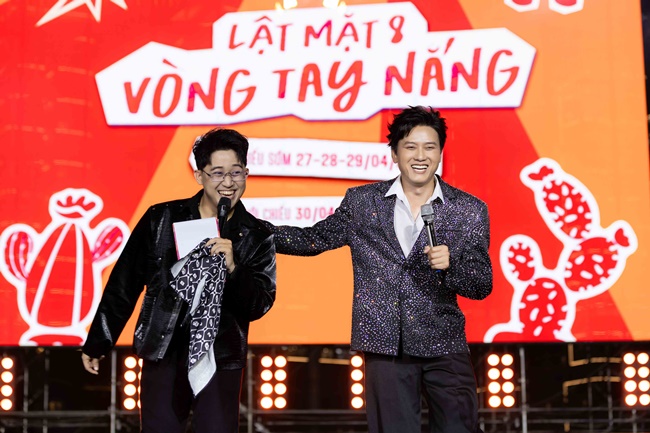 ly-hai-bat-mi-3-dai-canh-lon-trong-lat-mat-8-vong-tay-nang-voi-gan-10000-khan-gia-tai-buoi-showcase-tgnguoinoitieng 60