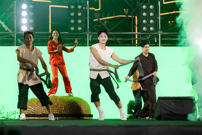 ly-hai-bat-mi-3-dai-canh-lon-trong-lat-mat-8-vong-tay-nang-voi-gan-10000-khan-gia-tai-buoi-showcase-tgnguoinoitieng 90