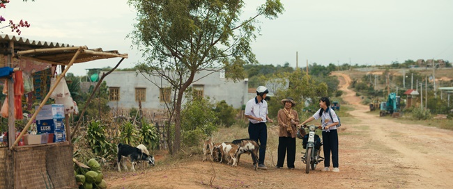 nsut-chieu-xuan-va-le-tuan-khang-chinh-thuc-xuat-hien-hai-huoc-trong-trailer-moi-cua-lat-mat-8-vong-tay-nang-tnguinoitieng 9