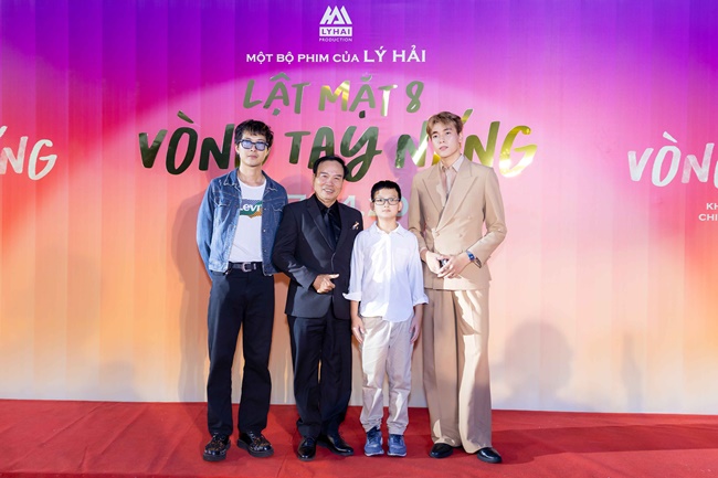 khan-gia-xuc-dong-tai-cong-chieu-lat-mat-8-nang-gat-ngoai-kia-nhung-phim-thi-diu-dang-TGNGUOINOITIENG 7