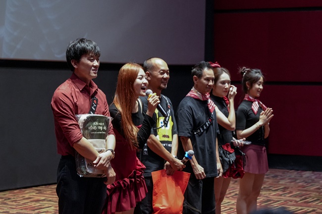 con-mua-loi-khen-cua-khan-gia-danh-cho-lat-mat-8-vong-tay-nang-cua-dao-dien-ly-hai-tgnguoinoitieng 13