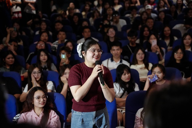 con-mua-loi-khen-cua-khan-gia-danh-cho-lat-mat-8-vong-tay-nang-cua-dao-dien-ly-hai-tgnguoinoitieng 3