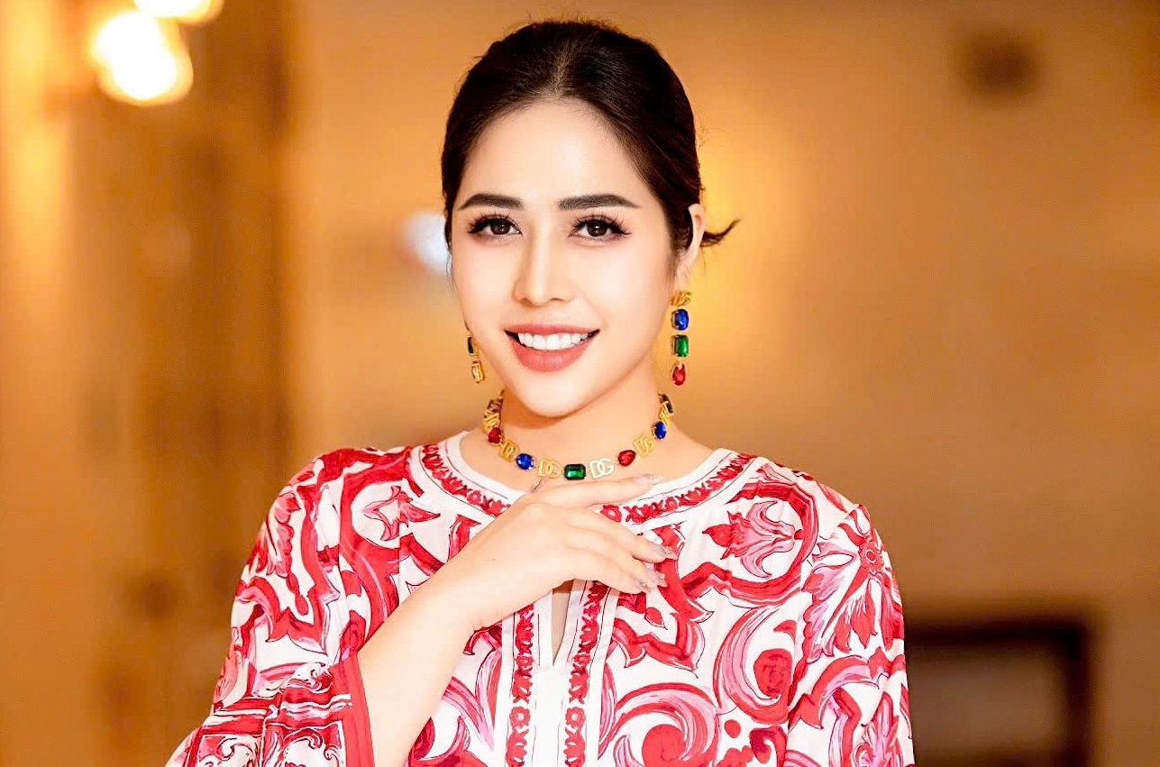 ban-linh-kinh-doanh-cua-bong-hong-thep-a-hau-doanh-nhan-que-anh-tgnguoinoitieng
