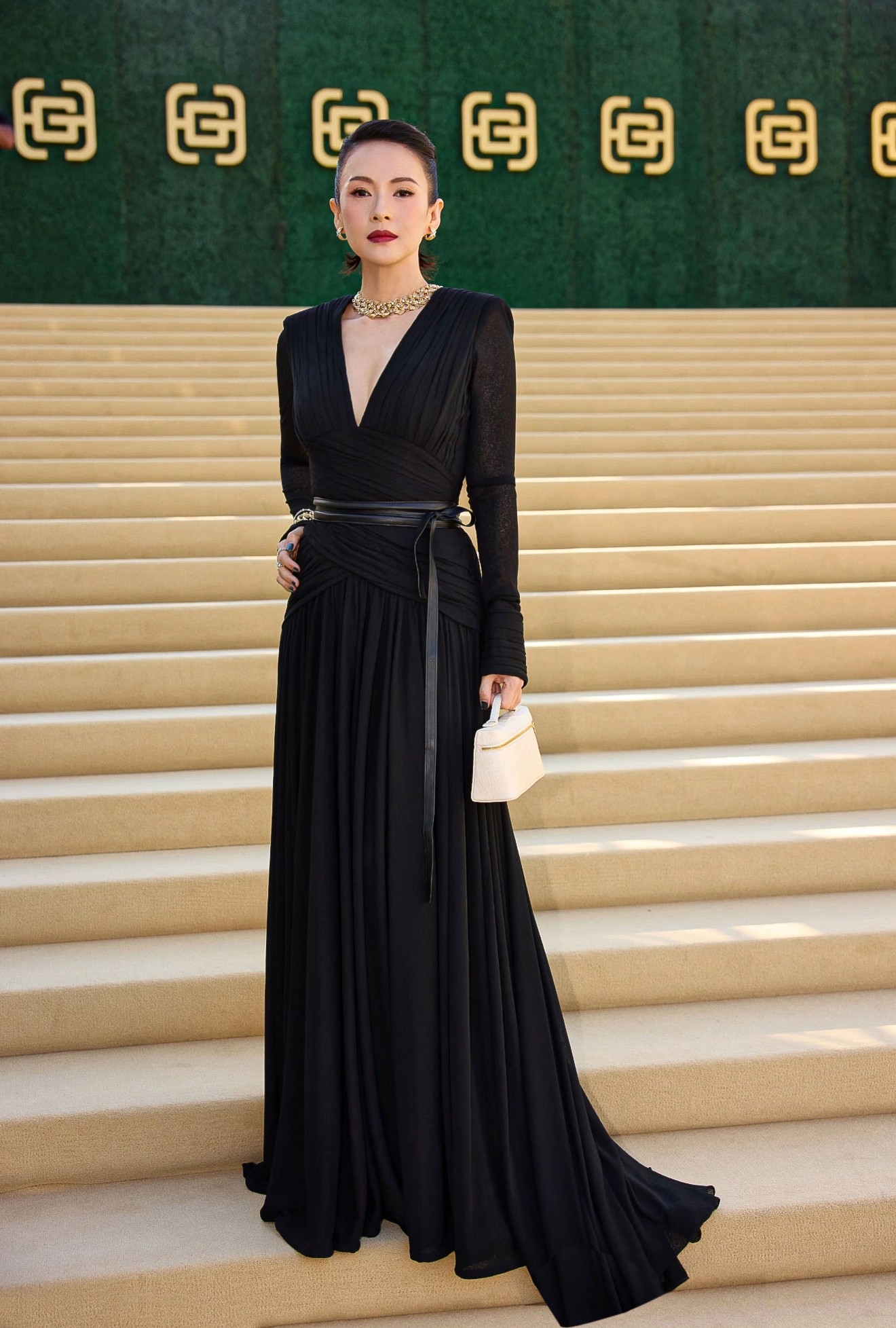 Chương Tử Di tỏa sáng trong thiết kế Công Trí tại The Gold House Gala Awards