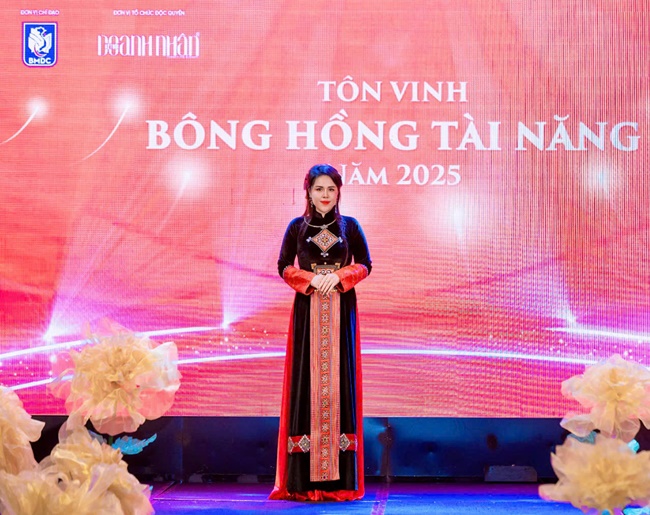 A-HAU-BICH-NGOC-BONG-HONG-TAI-NANG3
