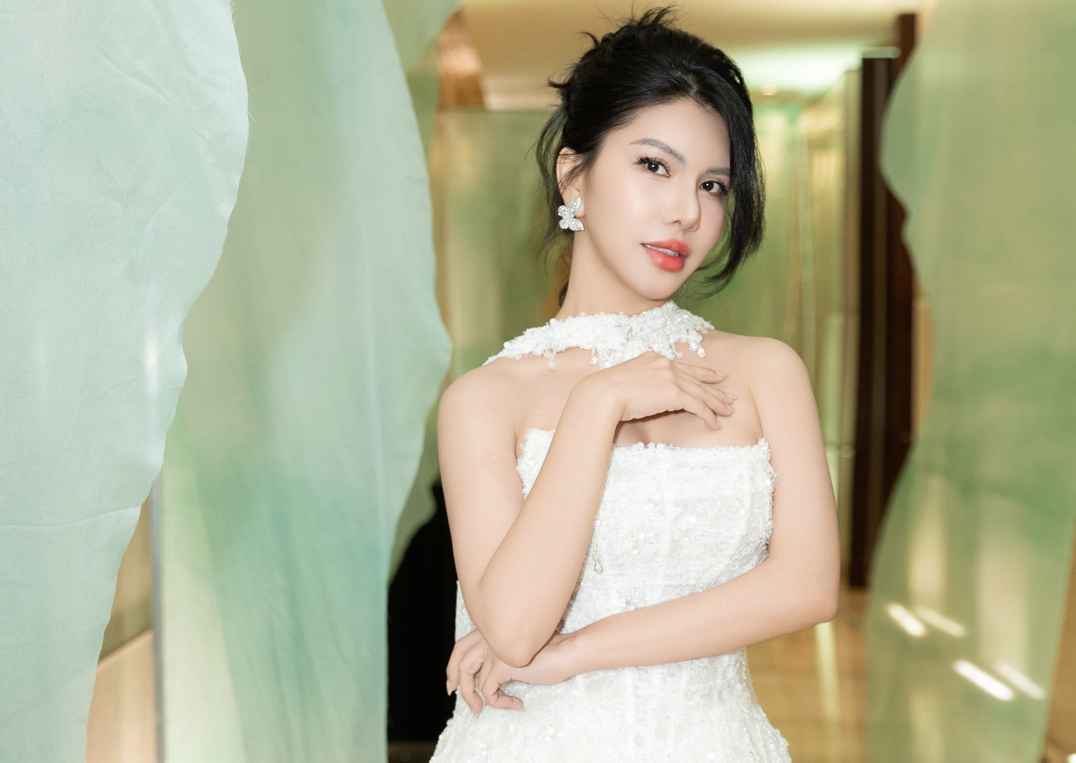 Hoa hậu Loan Vương tích cực quảng bá nghề tiếp viên hàng không
