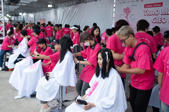 nhung-chiec-non-hong-va-hanh-trinh-tiep-lua-cho-benh-nhan-k-tgnguoinoitieng3