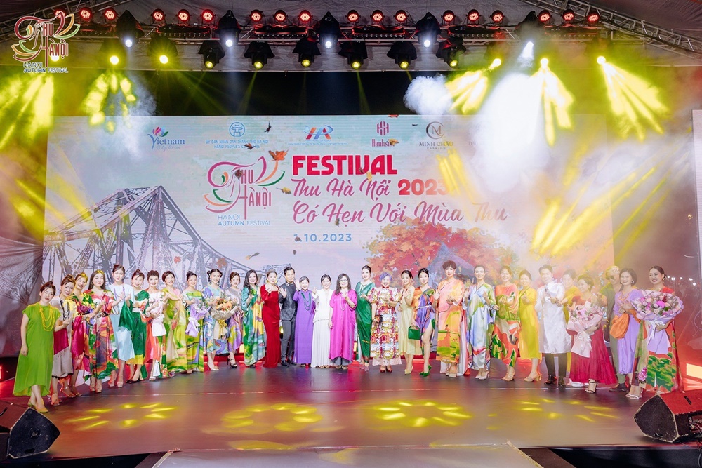 ntk-giang-kyo-va-a-hau-dien-gia-julia-nguyen-lam-tong-dao-dien-show-thoi-trang-festival-thu-ha-noi-tgnguoinoitieng10