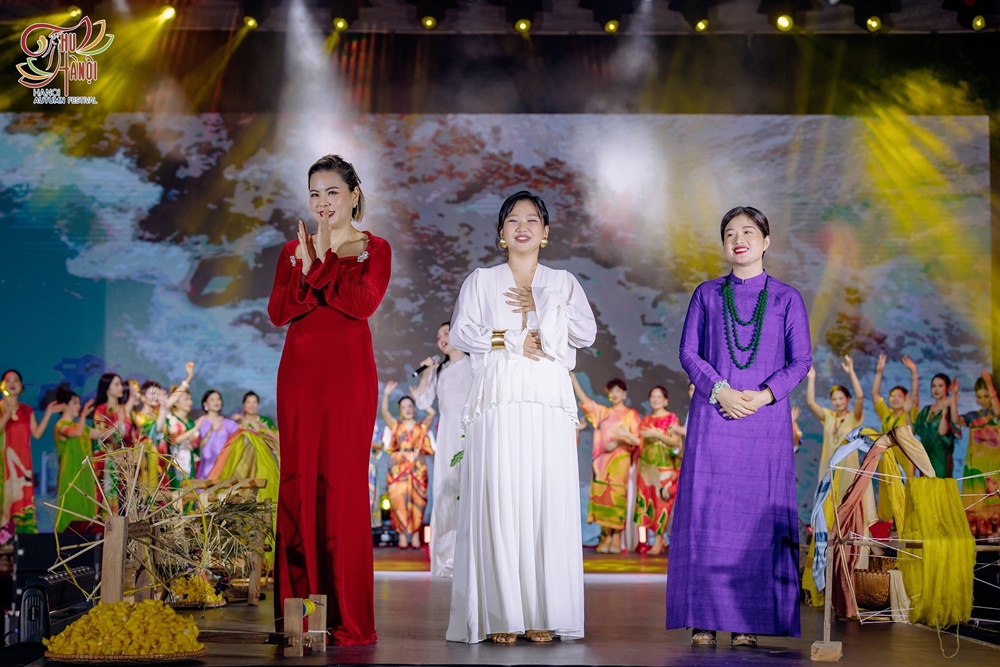 ntk-giang-kyo-va-a-hau-dien-gia-julia-nguyen-lam-tong-dao-dien-show-thoi-trang-festival-thu-ha-noi-tgnguoinoitieng11