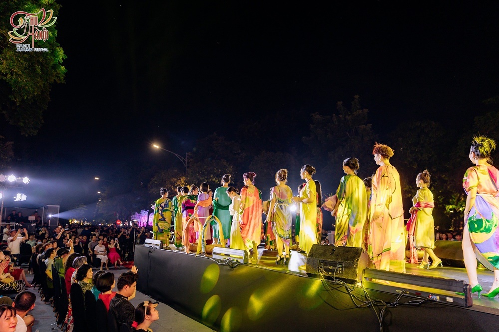 ntk-giang-kyo-va-a-hau-dien-gia-julia-nguyen-lam-tong-dao-dien-show-thoi-trang-festival-thu-ha-noi-tgnguoinoitieng3