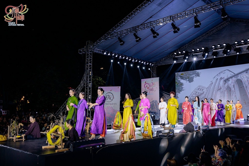 ntk-giang-kyo-va-a-hau-dien-gia-julia-nguyen-lam-tong-dao-dien-show-thoi-trang-festival-thu-ha-noi-tgnguoinoitieng4