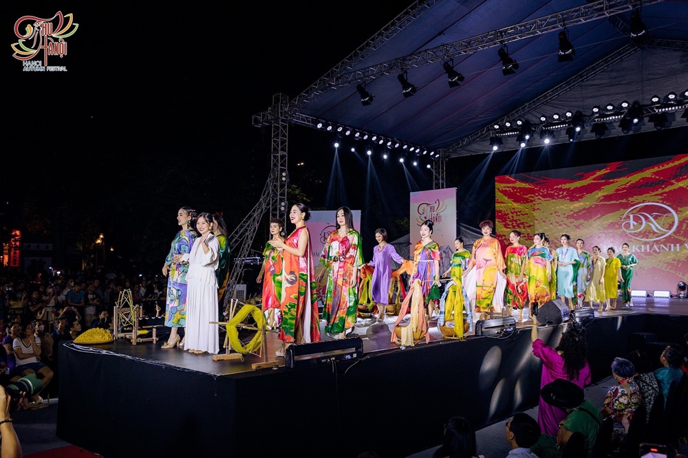 ntk-giang-kyo-va-a-hau-dien-gia-julia-nguyen-lam-tong-dao-dien-show-thoi-trang-festival-thu-ha-noi-tgnguoinoitieng5