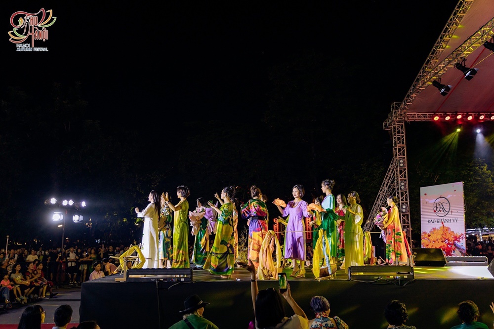 ntk-giang-kyo-va-a-hau-dien-gia-julia-nguyen-lam-tong-dao-dien-show-thoi-trang-festival-thu-ha-noi-tgnguoinoitieng6