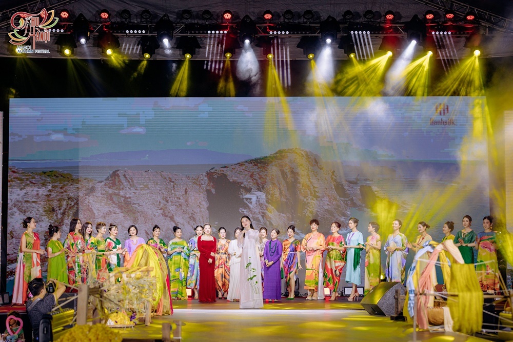 ntk-giang-kyo-va-a-hau-dien-gia-julia-nguyen-lam-tong-dao-dien-show-thoi-trang-festival-thu-ha-noi-tgnguoinoitieng9