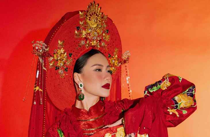 lan-dau-quang-ba-trang-phuc-hau-dong-tai-miss-universe-tgnguoinoitieng
