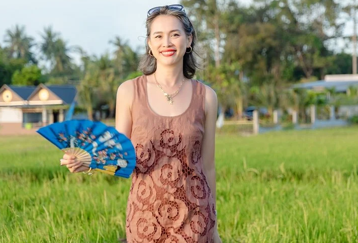 Hoa hậu Ngọc Khánh tươi trẻ đến ủng hộ NTK Thơm Nguyễn